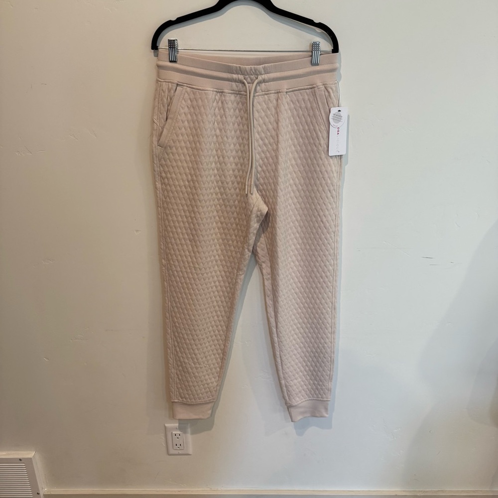 Yogalicious Diamond Love Quilted Beige Joggers NEW Size Large Athleisure Comfort